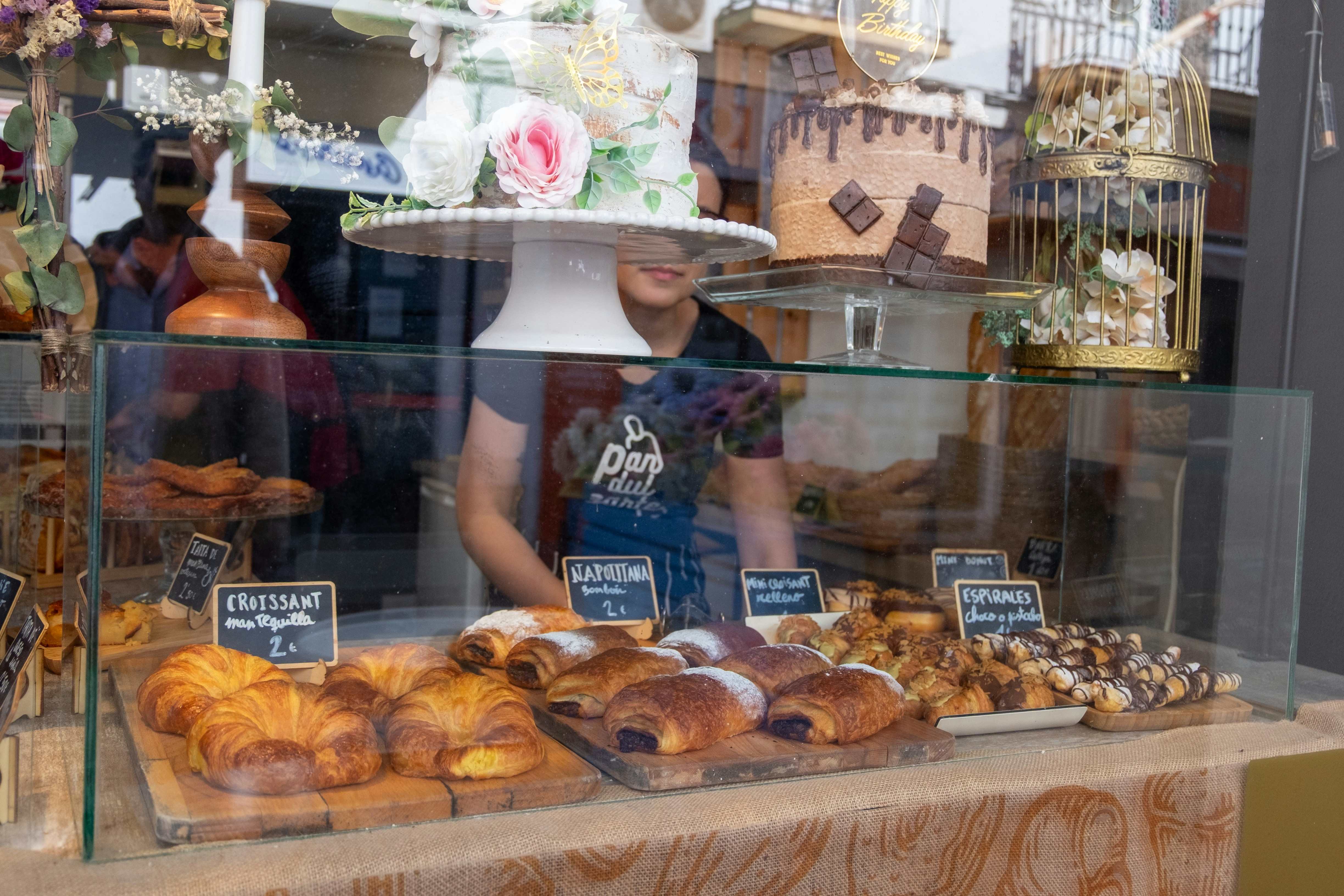 Sofía selects Puebla City and the bakery category in Dorado